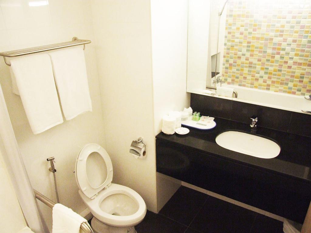 Grand Tower Inn Sathorn Hotel Bangkok Ngoại thất bức ảnh